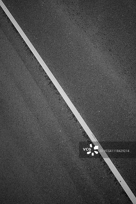 沥青路面上的分隔线图片素材
