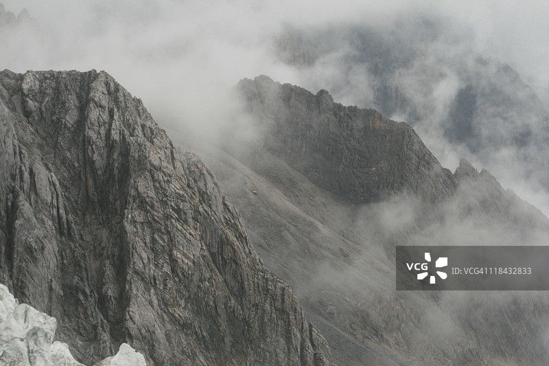 浓雾笼罩的中国云南玉龙雪山图片素材