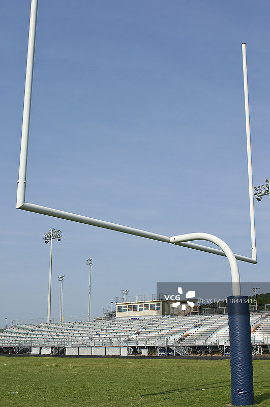 橄榄球场上橄榄球比赛中的橄榄球运动员图片素材