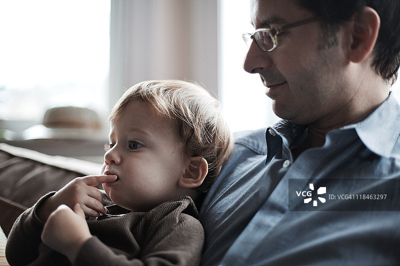 父子一同坐在沙发上图片素材