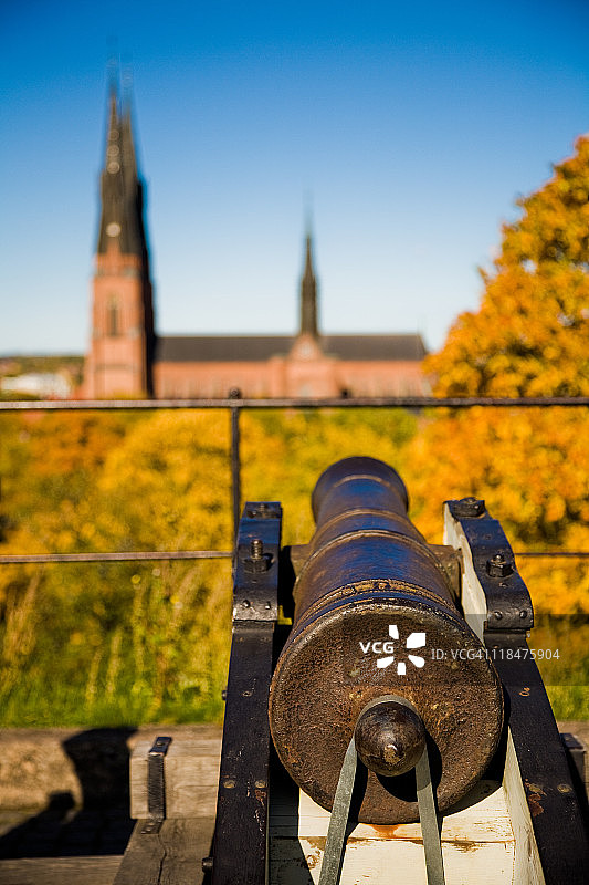 指向失焦大教堂的古炮图片素材
