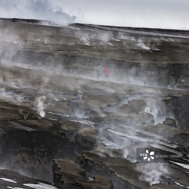 冰岛格里姆火山爆发产生的蒸汽和火山灰图片素材