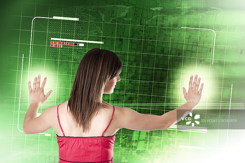 女人与触摸屏互动图片素材