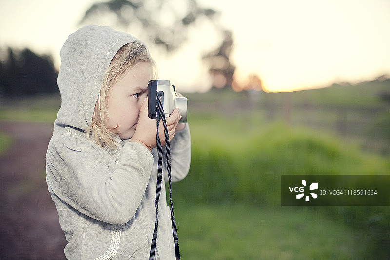 孩子和相机图片素材