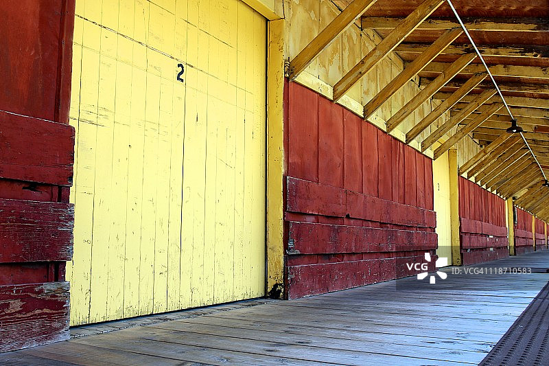 黄色和红色货运站图片素材