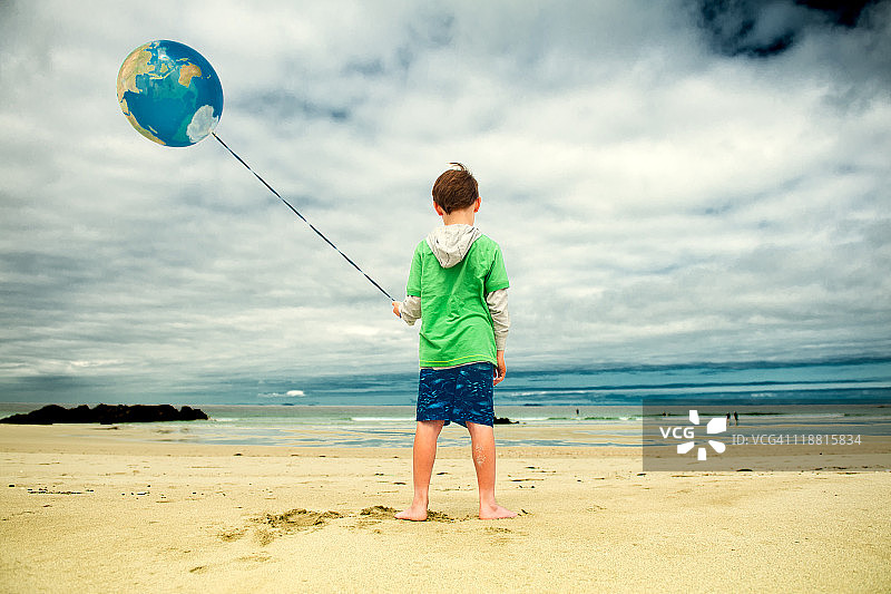 海滩上的男孩图片素材