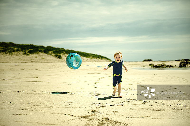 男孩在沙滩上奔跑图片素材