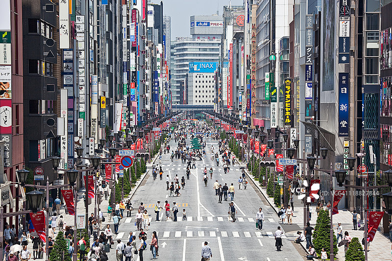 银座昂贵地区的购物者图片素材