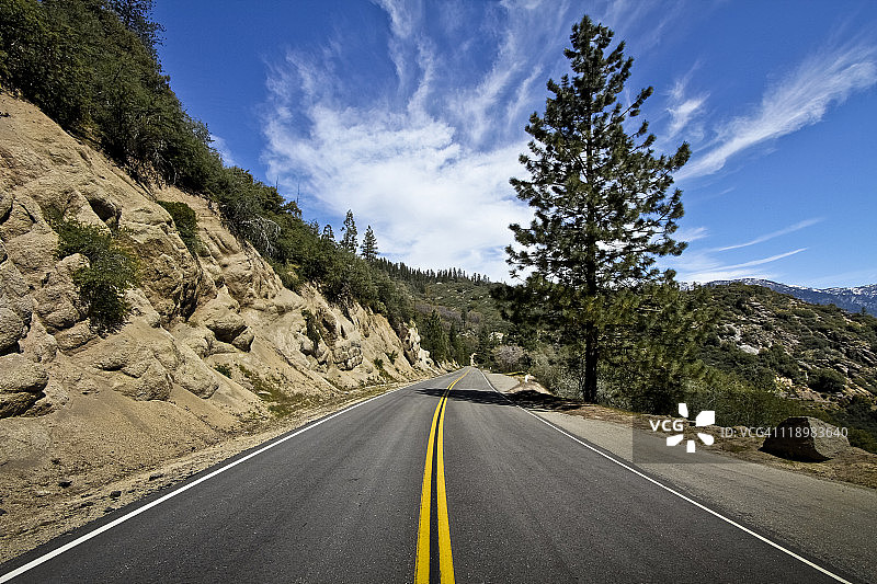 国王峡谷公路与树木和云彩图片素材