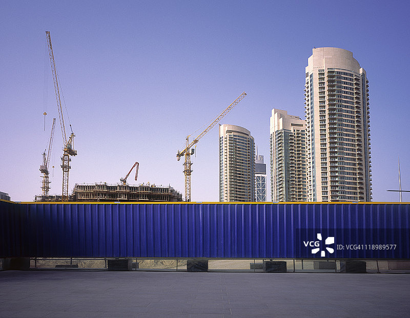 迪拜建筑工地的蓝色围栏图片素材