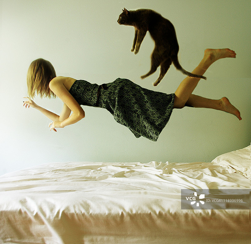 年轻女孩和小猫图片素材