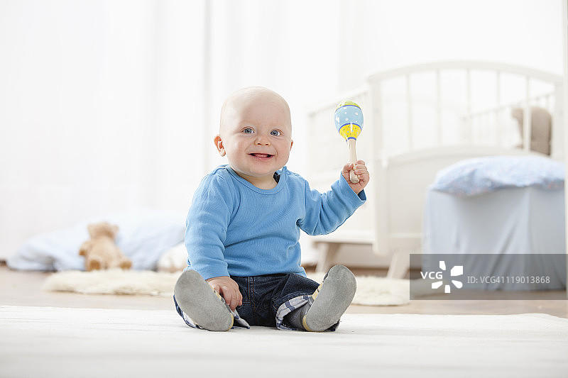 玩摇铃的男婴图片素材