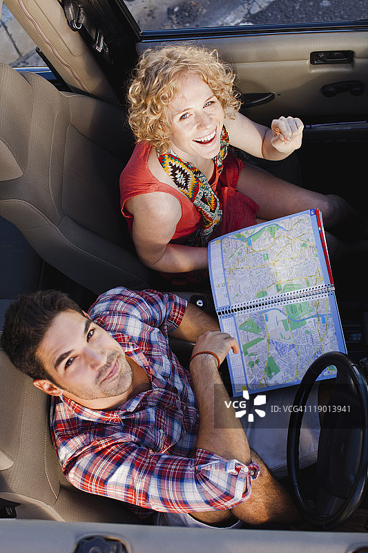 情侣在吉普车里看地图图片素材