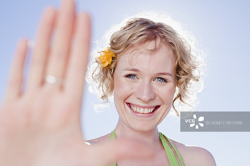 微笑的女人举起手图片素材