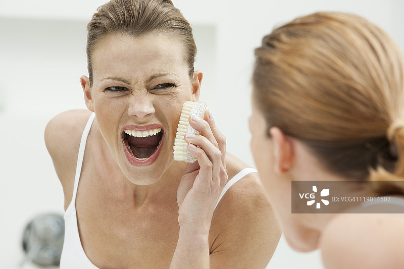 女人擦洗脸部图片素材