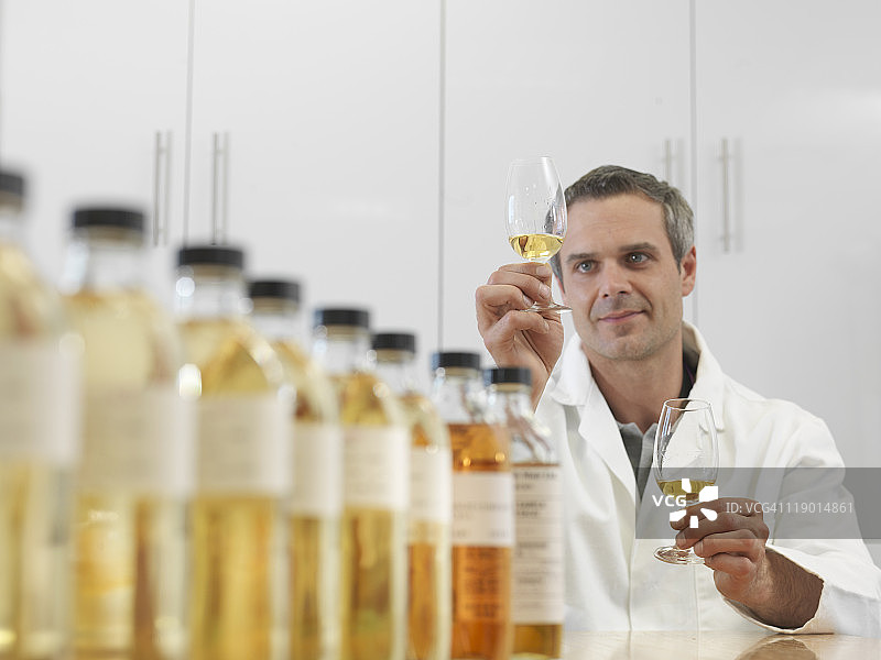 科学家在工厂品尝威士忌图片素材