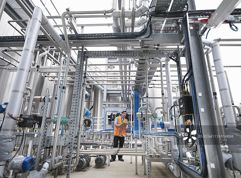 工人在瓶装厂操作机器图片素材