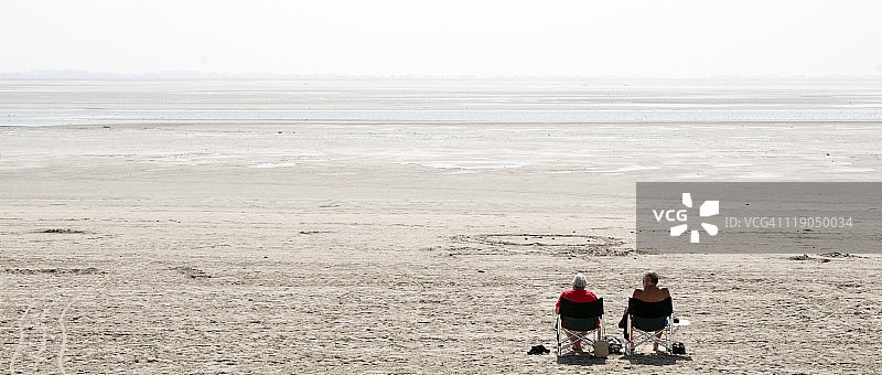 两人坐在勒克罗图瓦海滩上图片素材
