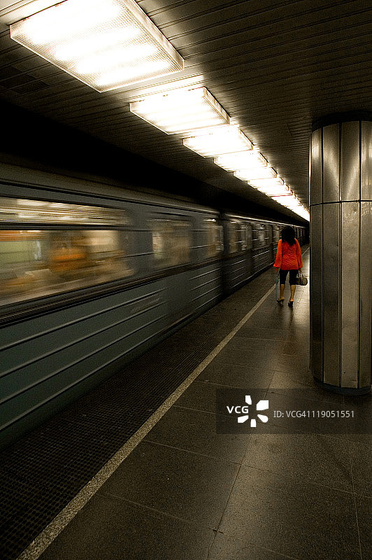 行驶中的列车图片素材