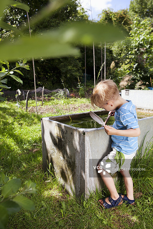 在户外玩耍的男孩图片素材