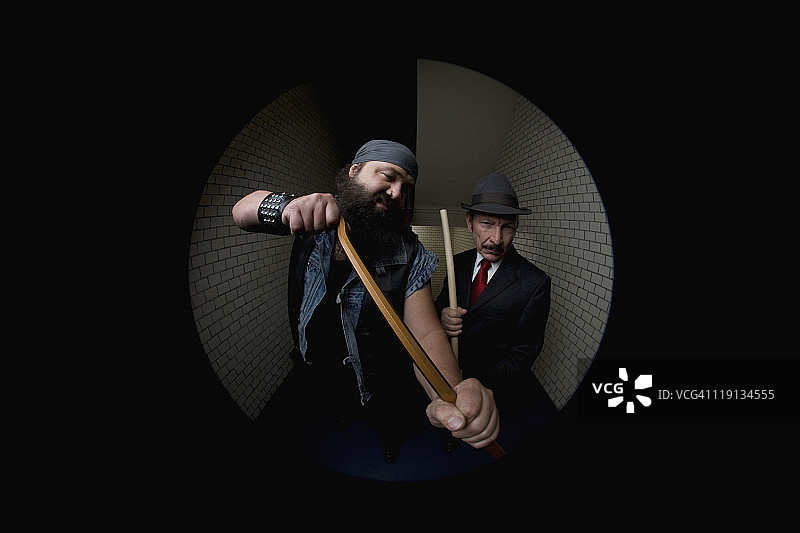 透过猫眼看有组织犯罪头目和他的保镖图片素材