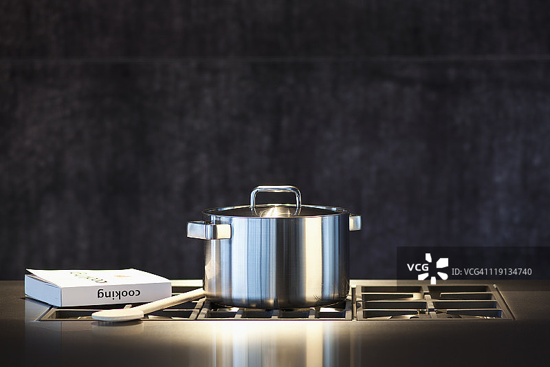 平底锅、烹饪书和木勺图片素材