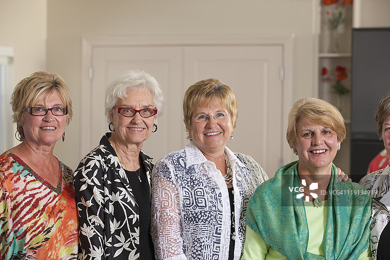 四名年长的女性朋友微笑合影的肖像照图片素材
