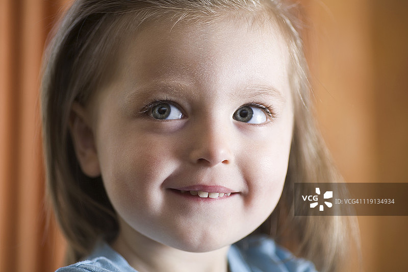 咬着嘴唇沉思的幼儿图片素材