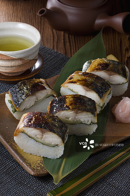 烤青花鱼寿司图片素材