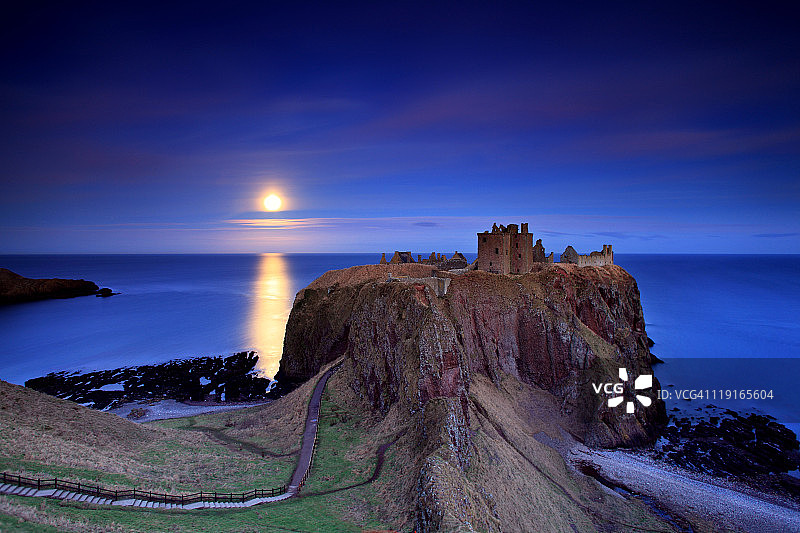 苏格兰阿伯丁郡 Dunnottar 城堡的月出图片素材