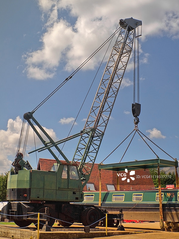 起重机吊起窄船图片素材