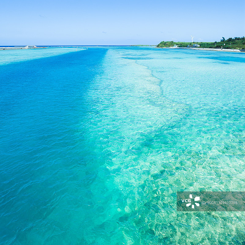 日本冲绳清澈的蓝色热带海水图片素材