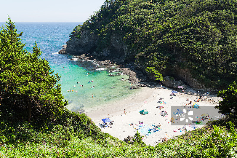 森林环绕的海湾海滩图片素材