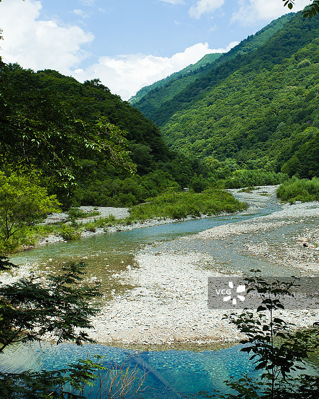 流经日本群山的清澈河流图片素材