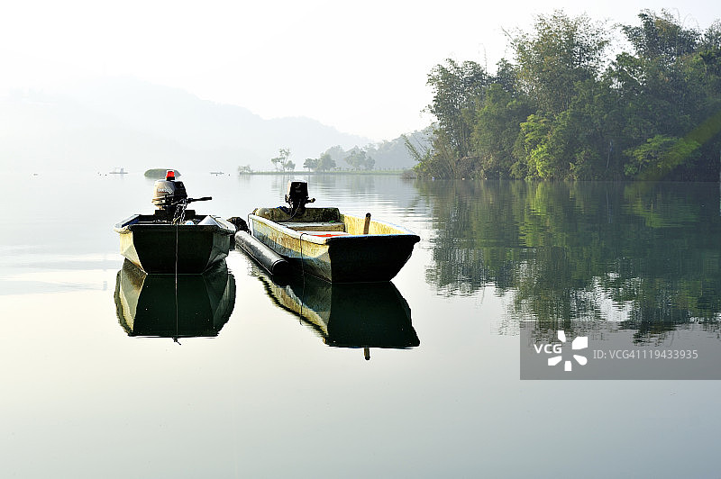 日月潭的船只倒影图片素材