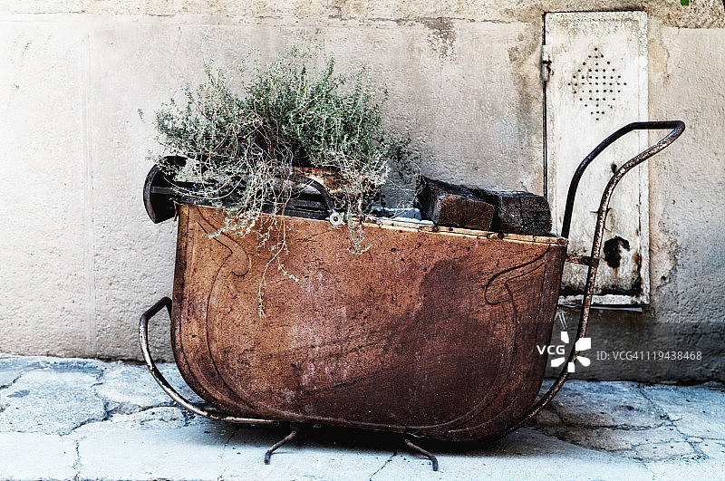 用作花盆的生锈旧婴儿车图片素材