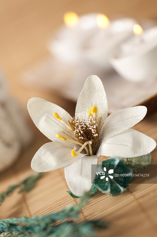 水疗用品和蜡烛图片素材