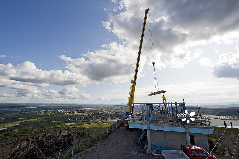 建筑工地上的起重机图片素材