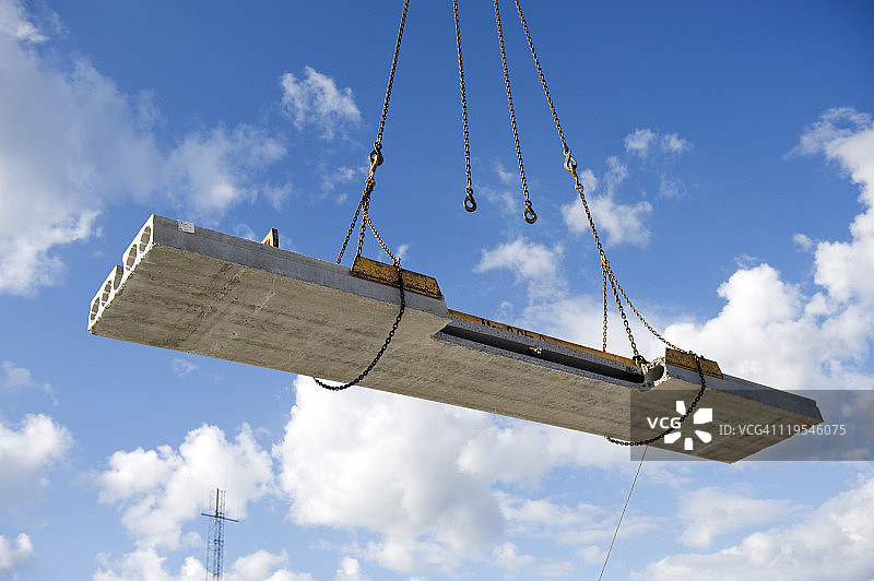 起重机吊装混凝土板图片素材