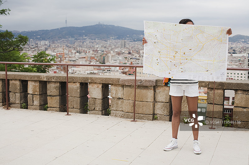 在观景点阅读地图的女人图片素材