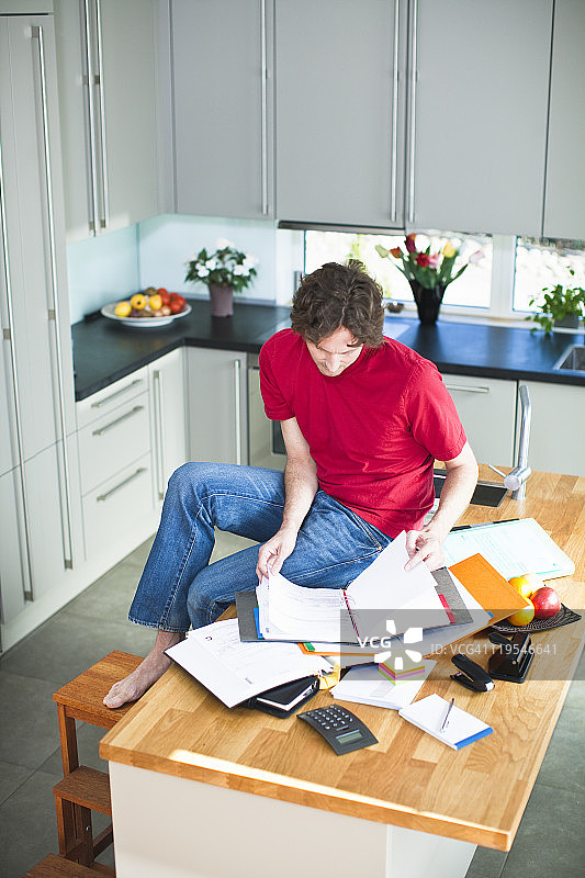 居家工作的中年人图片素材