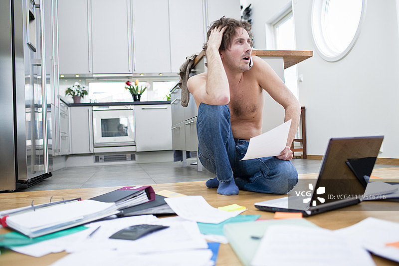 沮丧的男人正为家庭文件苦恼图片素材