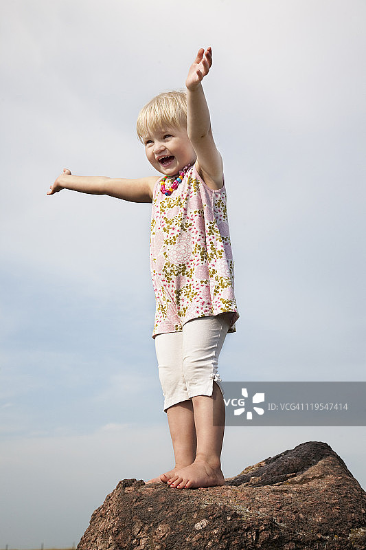 站在岩石上的女孩图片素材