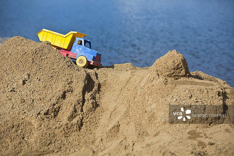 沙堆上的玩具卡车图片素材