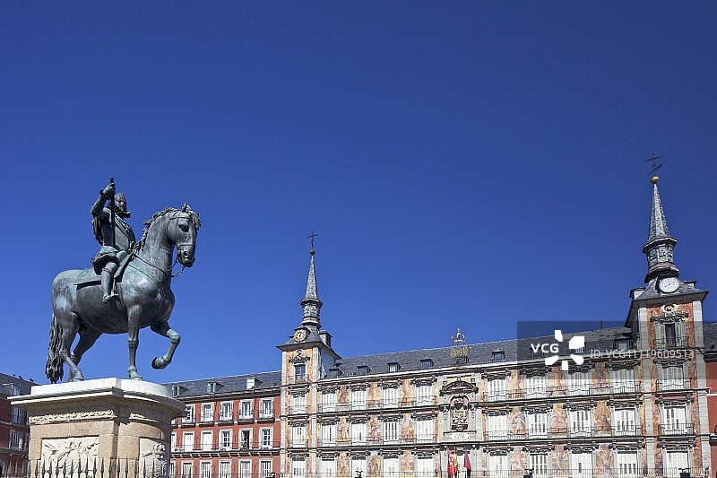 西班牙马德里马约尔广场的面包房之家和费利佩三世雕像图片素材