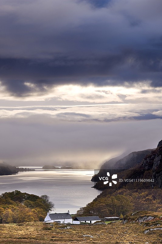清晨薄雾笼罩马里湖和托利农场，英国苏格兰高地图片素材