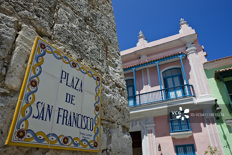 老哈瓦那圣弗朗西斯科广场路标图片素材