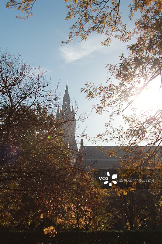 透过树木看格拉斯哥大学图片素材