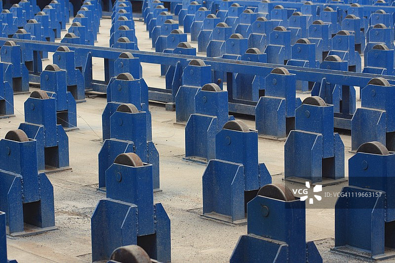 大型支撑托架和滚轮阵列图片素材