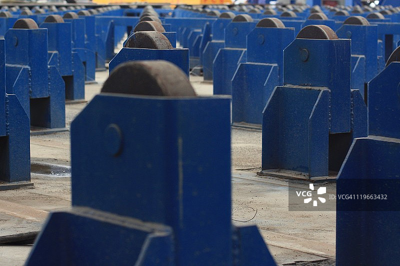 大型支撑托架和滚轮阵列图片素材